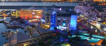 Luxury 1 bed 1 bath with rooftop heated pools