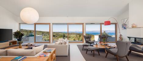 Téléviseur, foyer, lecteur de DVD, table de baby-foot