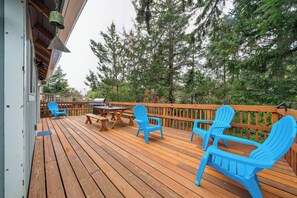Outdoor dining - Yellow Abode MCA#801-perfect small family home. Dogs OK. 2 blocks to beach (Manzanita)
