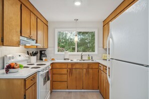 Fridge, microwave, oven, stovetop - Yellow Abode MCA#801-perfect small family home. Dogs OK. 2 blocks to beach (Manzanita)