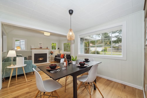 Yellow Abode MCA#801-perfect small family home. Dogs OK. 2 blocks to beach