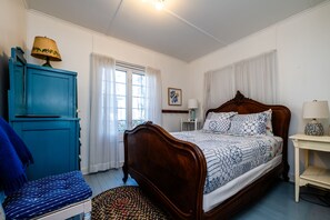 3 bedrooms, iron/ironing board, WiFi, bed sheets - Four Night Min! Lakeside Home With 800 Feet Of Association Beach! (Lakeside)
