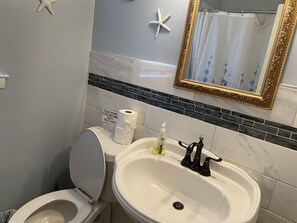 Håndklær, såpe, sjampo og toalettpapir
