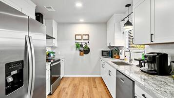 Jääkaappi, mikroaaltouuni, uuni, liesi