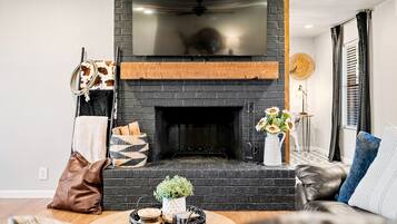 Älytelevisio, takka, kirjoja, työhuone