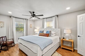 3 bedrooms, desk, iron/ironing board, travel crib - Roadrunner Ranch Remodeled 3/2 (Weatherford)