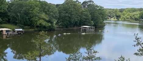 Un lago tranquilo con barcos amarrados y una pequeña cabaña.