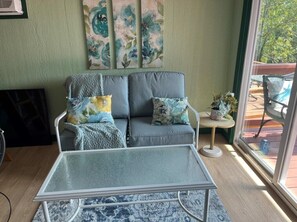 Smart TV - Cabin #18 Hillside Hideaway, small dog, 45 lb or under with 99 fee. Great View (Royal)