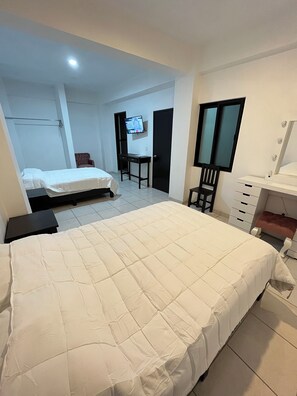 Habitación familiar doble | Escritorio y espacio para trabajar con un portátil