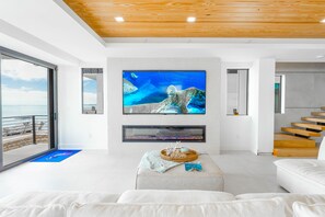 Una Smart TV, una chimenea, una mesa de tenis de mesa