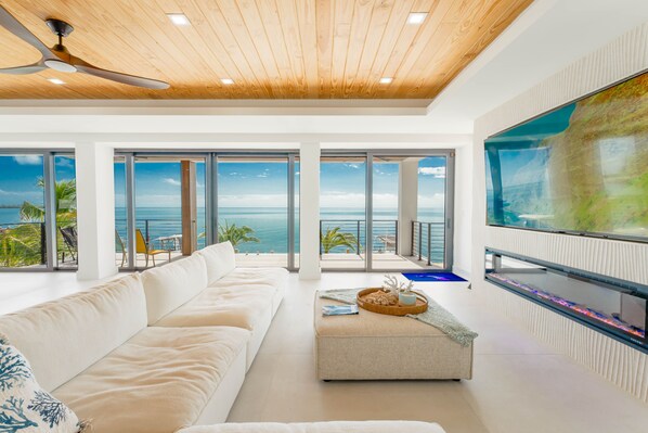 Una Smart TV, una chimenea, una mesa de tenis de mesa