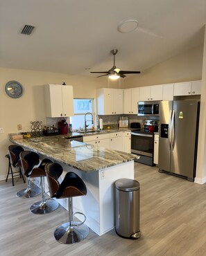 Een koelkast, een magnetron, een oven, een kookplaat