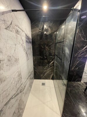 Shower, hair dryer, towels, soap - Suite Prestige Jacuzzi, Sauna, Netflix, Disney+ (Amiens)