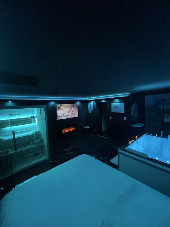 Suite Prestige Jacuzzi, Sauna, Netflix, Disney+ - Amiens