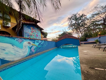 Una piscina al aire libre