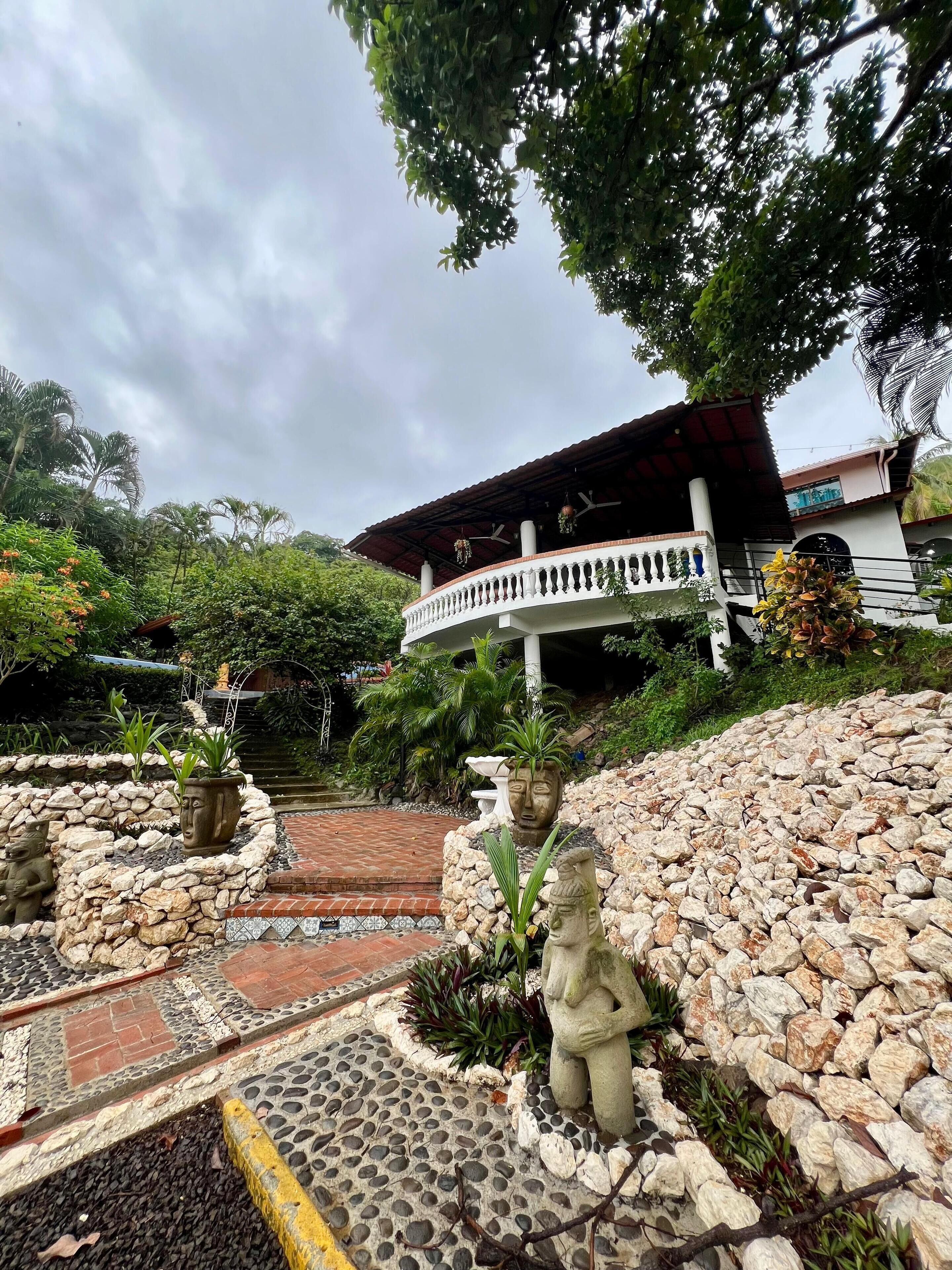 Vista frontal de la propiedad