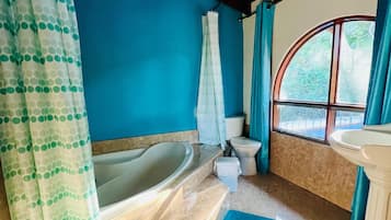 Een douche, handdoeken, zeep, shampoo