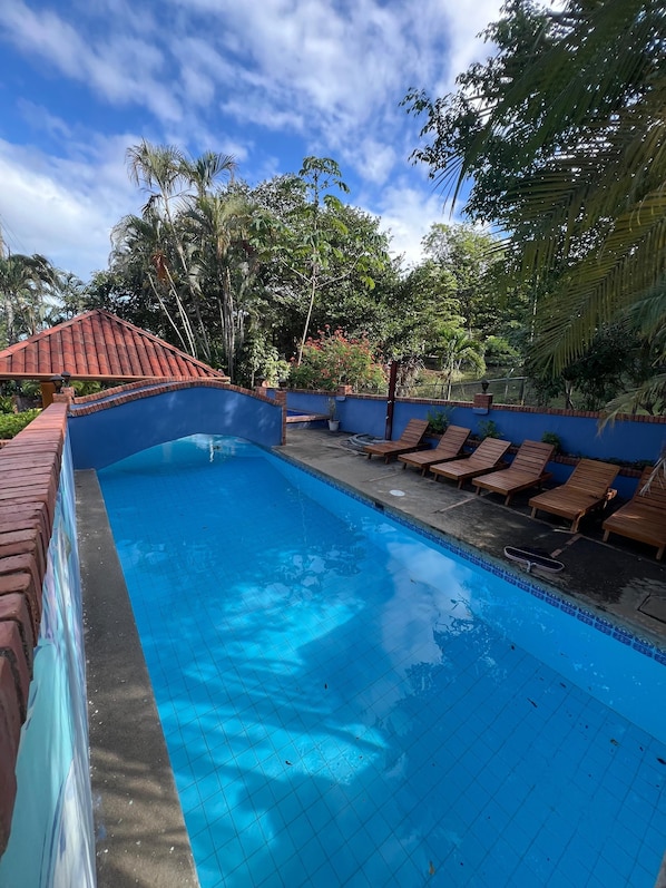 Outdoor pool - Siwõ Art Guesthouse (Sardinal)