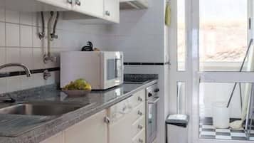 Een koelkast, een microgolfoven, een oven, een vaatwasser