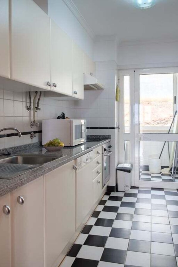 Kylskåp, mikrovågsugn, ugn och diskmaskin