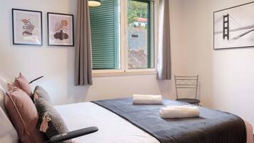 3 dormitoris, planxa i posts de planxar, Internet i roba de llit