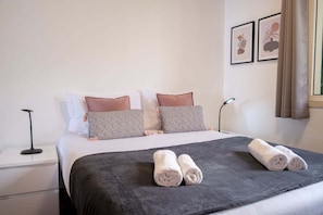 3 chambres, fer et planche à repasser, accès à Internet, literie fournie