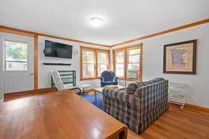 TV - "The Firefly" at Darling Shores (Alexandria)