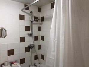 Sèche-cheveux, serviettes fournies, savon, papier toilette