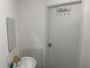 Haartrockner, Handtücher, Seife, Toilettenpapier