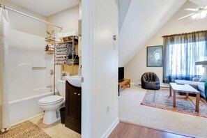 Haartrockner, Handtücher, Seife, Shampoo