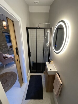 Shower, towels, soap, shampoo - Self-Contained Annex Peaceful Village Setting with Fields Behind. Pet friendly! (Lavendon)