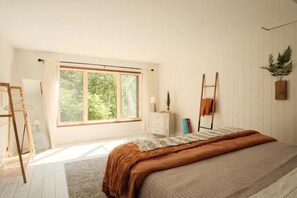 4 bedrooms, desk, free WiFi, bed sheets