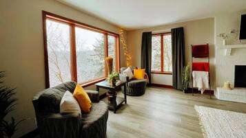 Smart TV, books, stereo