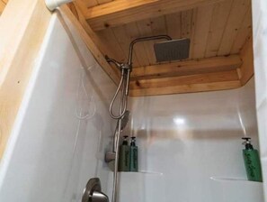 Haartrockner, Handtücher, Seife, Toilettenpapier