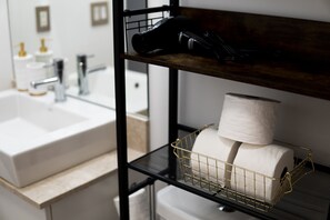 Asciugacapelli, asciugamani, sapone, shampoo