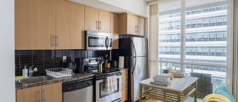 Refrigerador, microondas, horno y parrilla de estufa