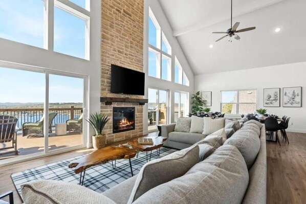 Smart TV, fireplace - Crane’s Nest-Year Round Private Pool & Hot Tub (kimberling City)