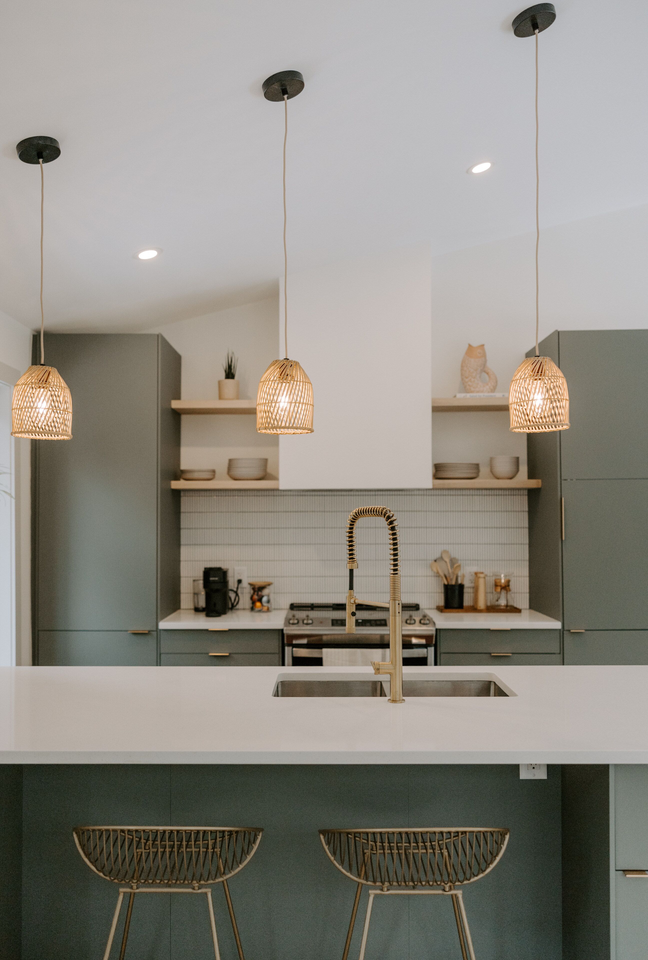 Jääkaappi, mikroaaltouuni, liesi, astianpesukone