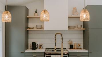 Réfrigérateur, micro-ondes, plaque de cuisson, lave-vaisselle