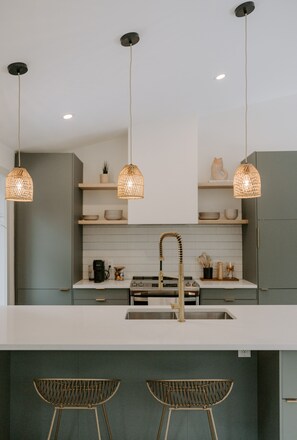 Réfrigérateur, micro-ondes, plaque de cuisson, lave-vaisselle