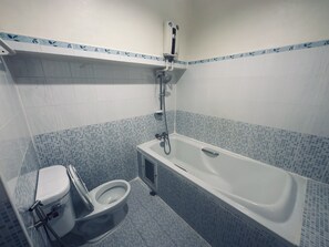 Appartamento Business, vista città | Bagno | Pantofole