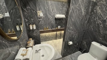 Deluxe Suite | Bathroom