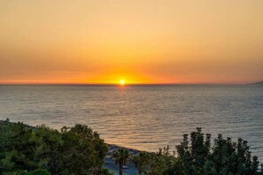 在海灘附近、躺椅、沙灘巾