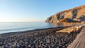 Perto da praia, espreguiçadeiras, toalhas de praia 