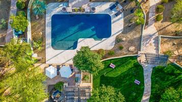 Piscina a l'aire lliure i piscina climatitzada