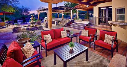 Entertainment Galore! Heated Pool, Relaxing Spa, Putting Green, Bocce Court, BBQ