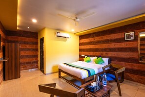 Kahden hengen standard-huone, tupakointi kielletty | Tallelokero huoneessa, työpöytä, vuodevaatteet