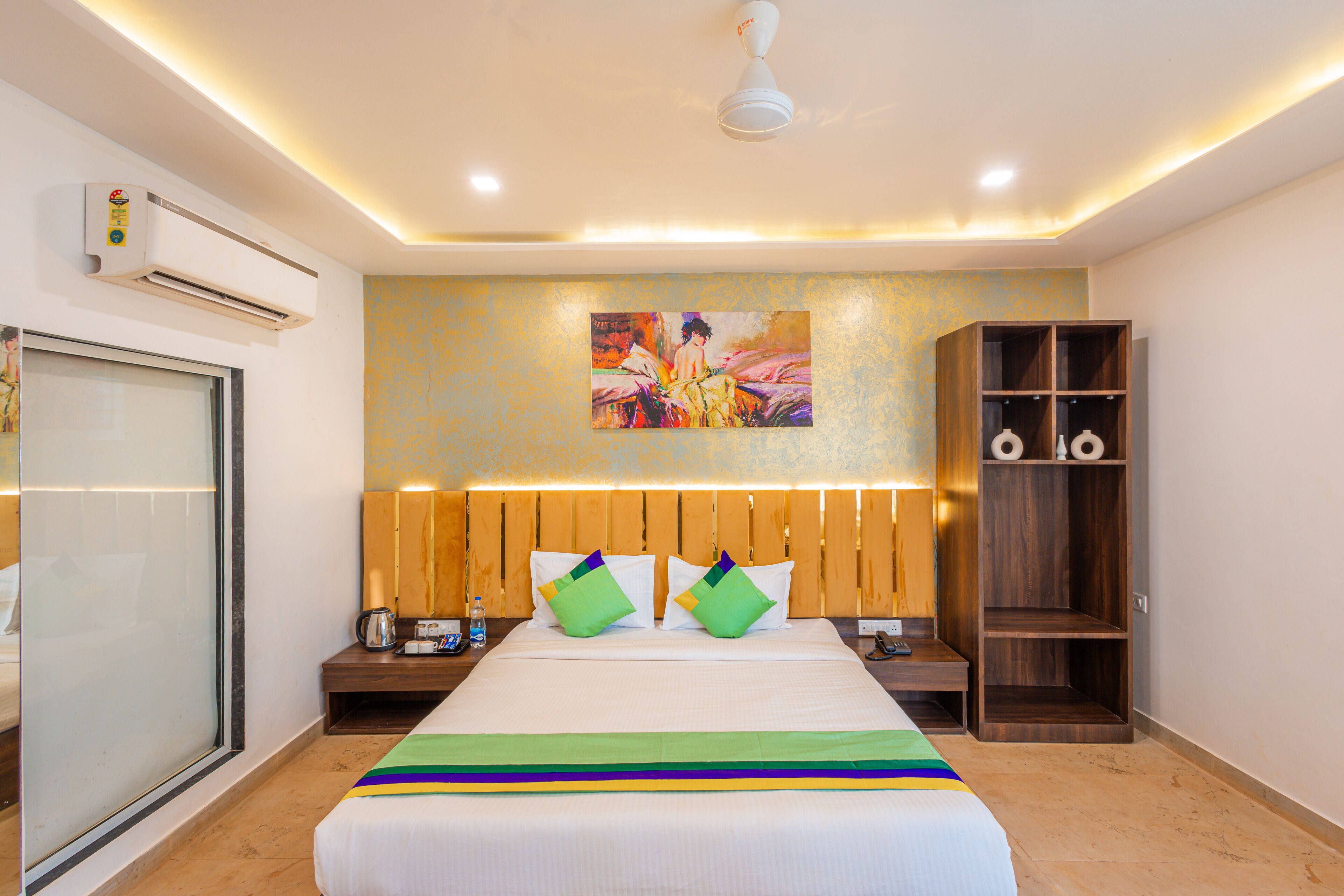 Premium tweepersoonskamer, niet-roken | Een kluis op de kamer, een bureau, beddengoed