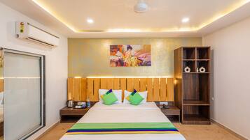 Premium tweepersoonskamer, niet-roken | Een kluis op de kamer, een bureau, beddengoed