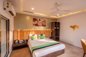 Kahden hengen premium-huone, tupakointi kielletty | Tallelokero huoneessa, työpöytä, vuodevaatteet